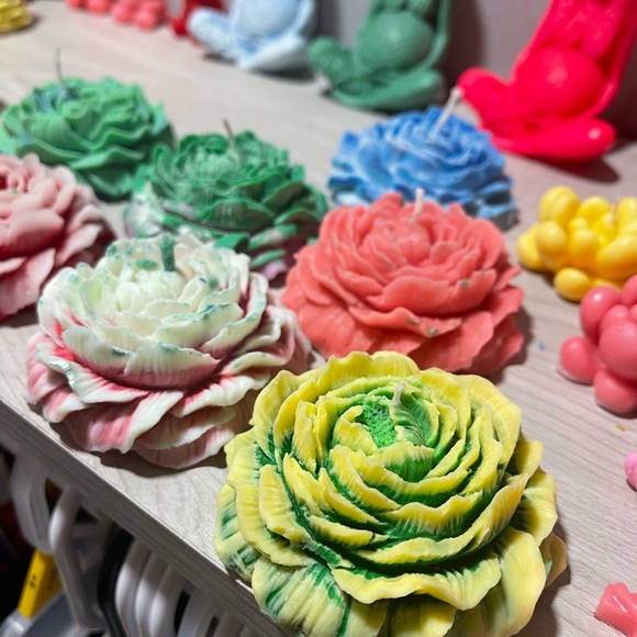 Flowers candles lots of different colors and designs - Picture 3 of 11